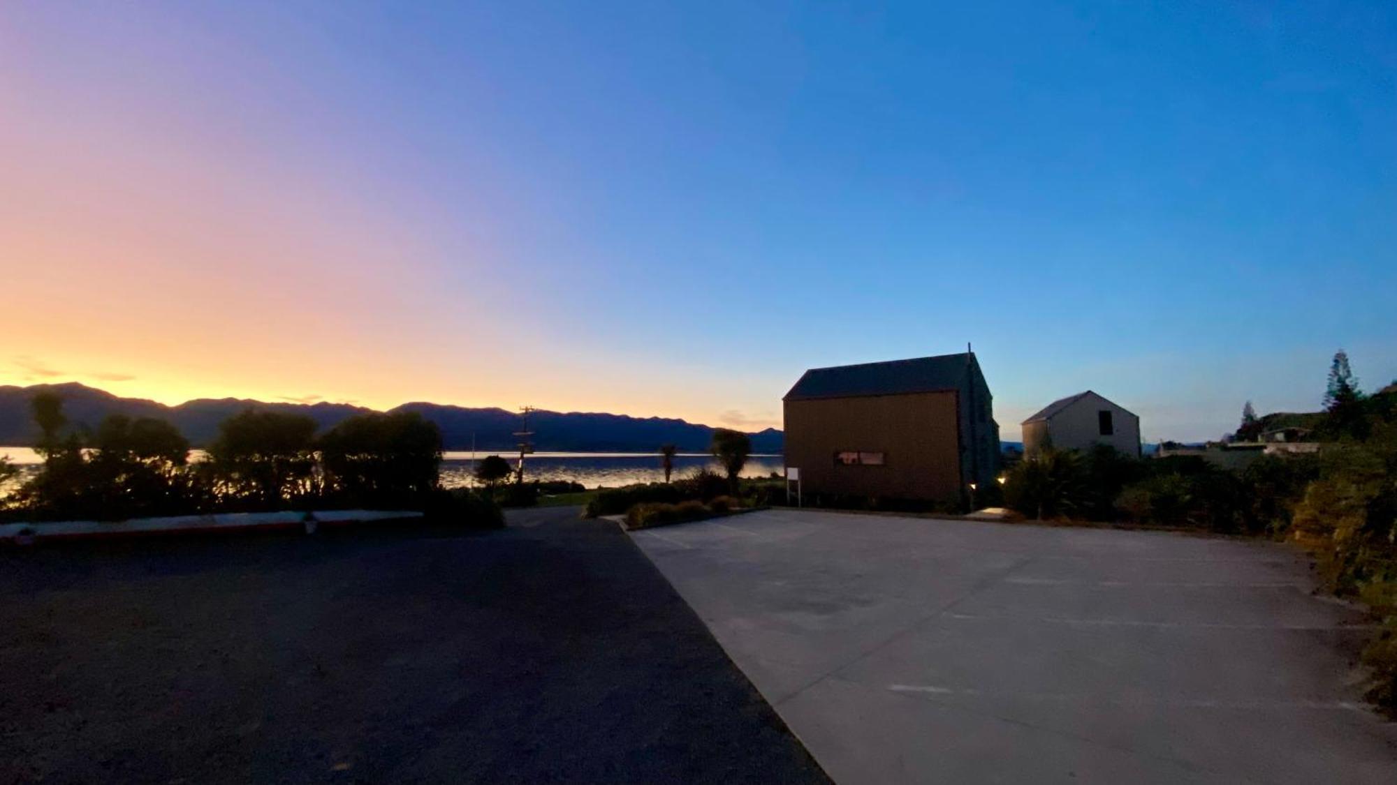 Lake Ferry Hotel Villas Pirinoa Buitenkant foto